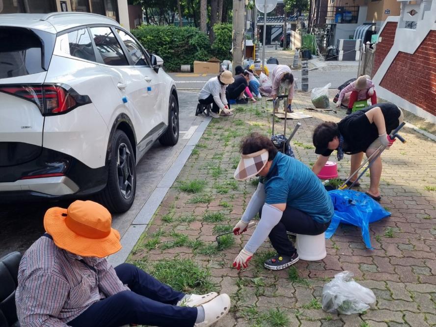 수원시 권선구 구운동, 주민과 함께 이면도로 제초작업 실시